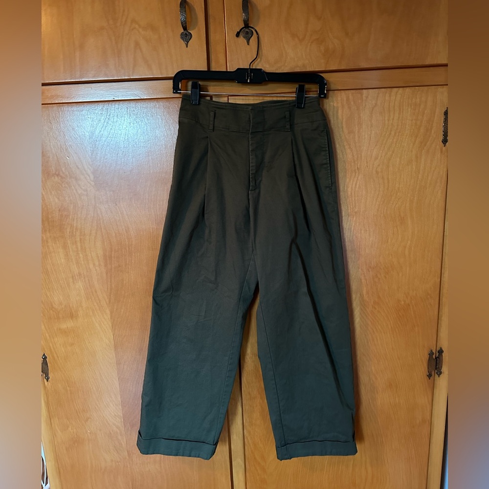 Uniqlo Pleated Cropped Wide Leg Pants size 2 olive green
